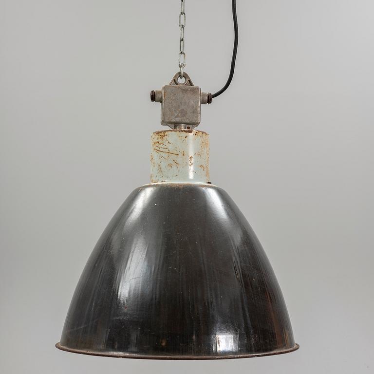 Taklampa, lackerad metall, industridesign, 1900-tal.