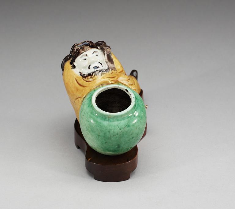 A famille verte biscuit Li Taibo-form brushwasher, Qing dynasty, Kangxi (1662-1722).