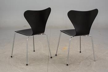 STOLAR, ett par, "Sjuan", Arne Jacobsen, Fritz Hansen, etikettmärkta 1995.