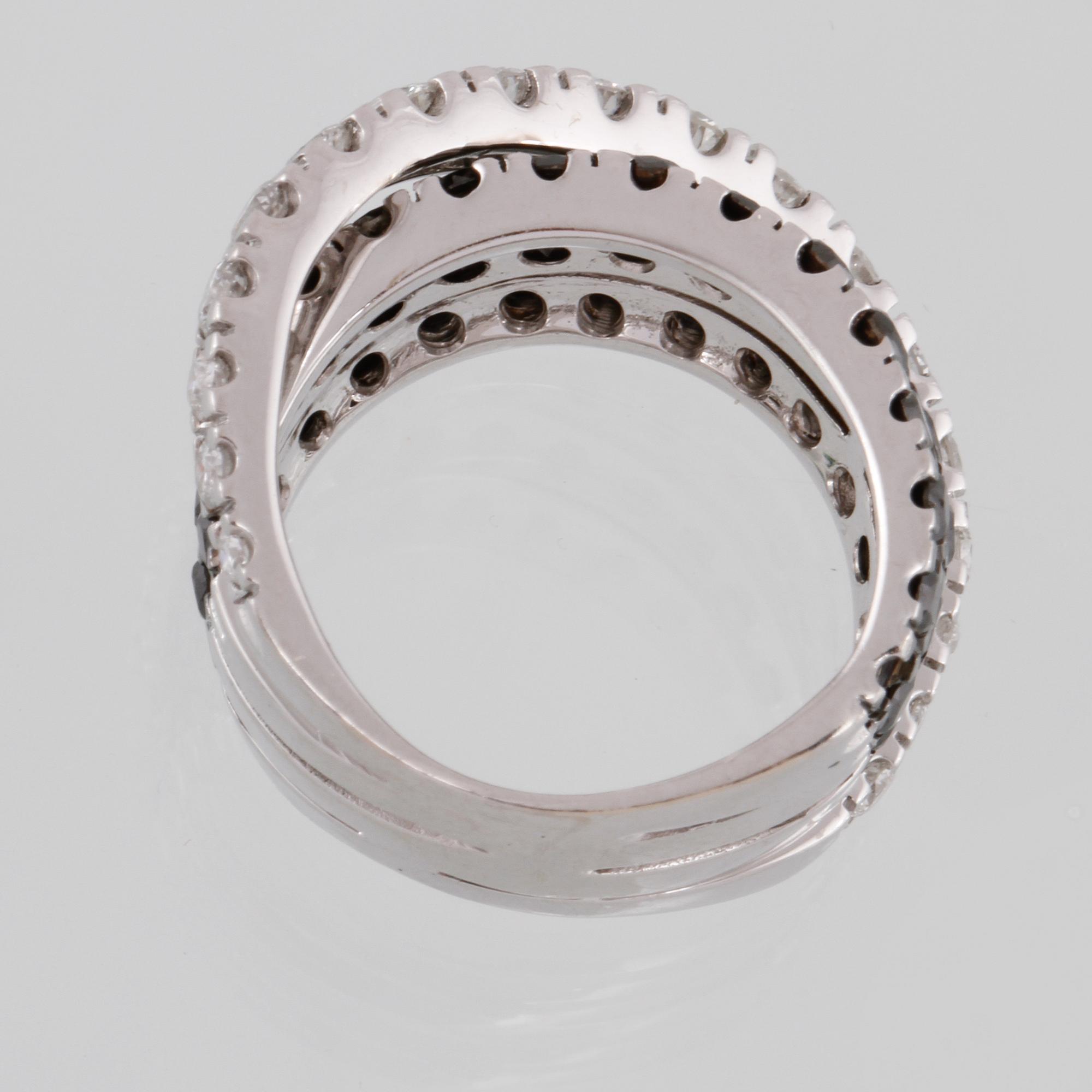 RING, 18K vitguld med briljantslipade svarta och vita diamanter ca 2.00 ct. Vikt 14,0 gram.