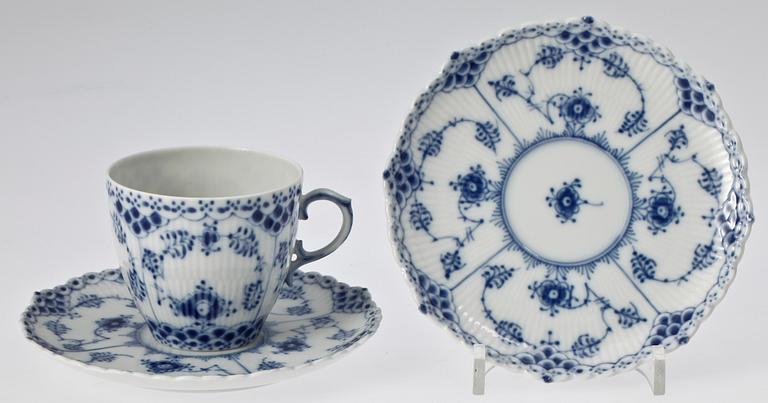 TE- och KAFFESERVIS, 32 delar. Porslin. "Musselmalet", Royal Copenhagen, Danmark.