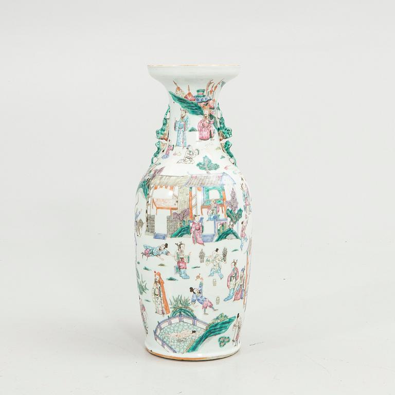 A large Chinese famille rose porcelain vase, Qing dynasty, 19th century.