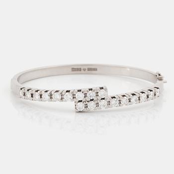 487. An 18K white gold bracelet set with round brilliant-cut diamonds.