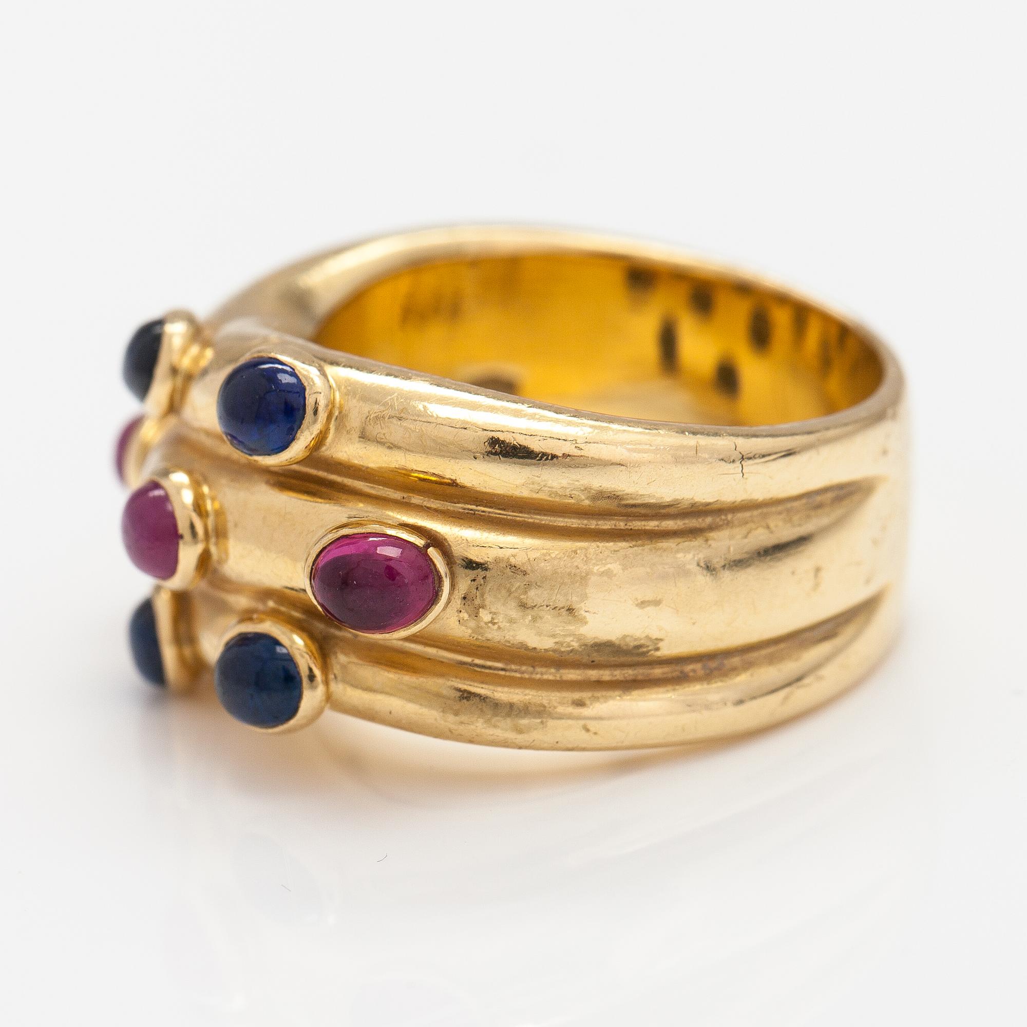 An 18K gold ring with rubies and sapphires. Import marked Torbjörn Tillander, Helsinki 1991.
