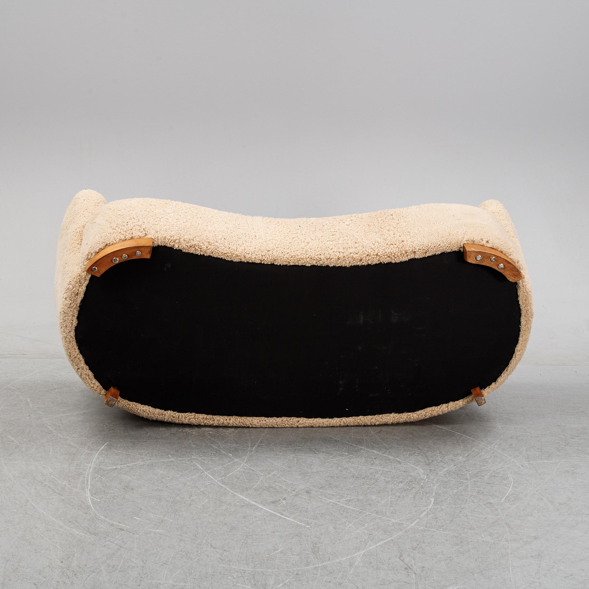 Soffa, klädd i fårskinn, Dansk formgivare, 1940-tal.