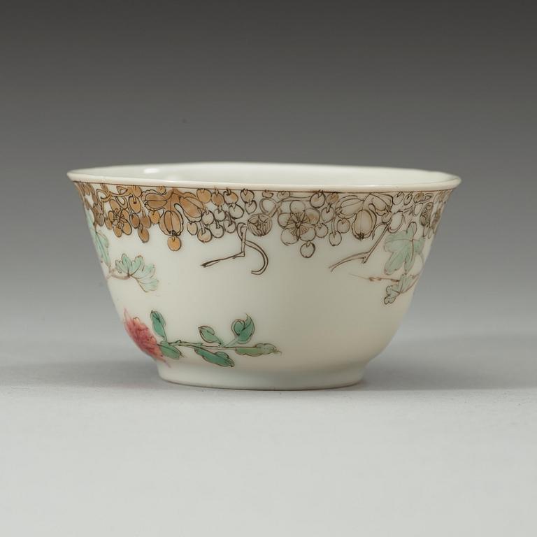 An exquisite famille-rose export teacup and saucer, Qing Dynasty, Qianlong (1736-95) c. 1745-1760.