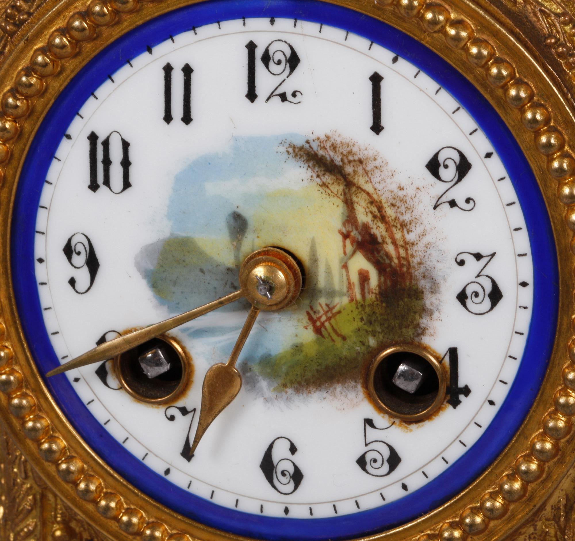 BORDSPENDYL, mässing, porslin, Ny Louis XVI, sekelskiftet 1800/1900.