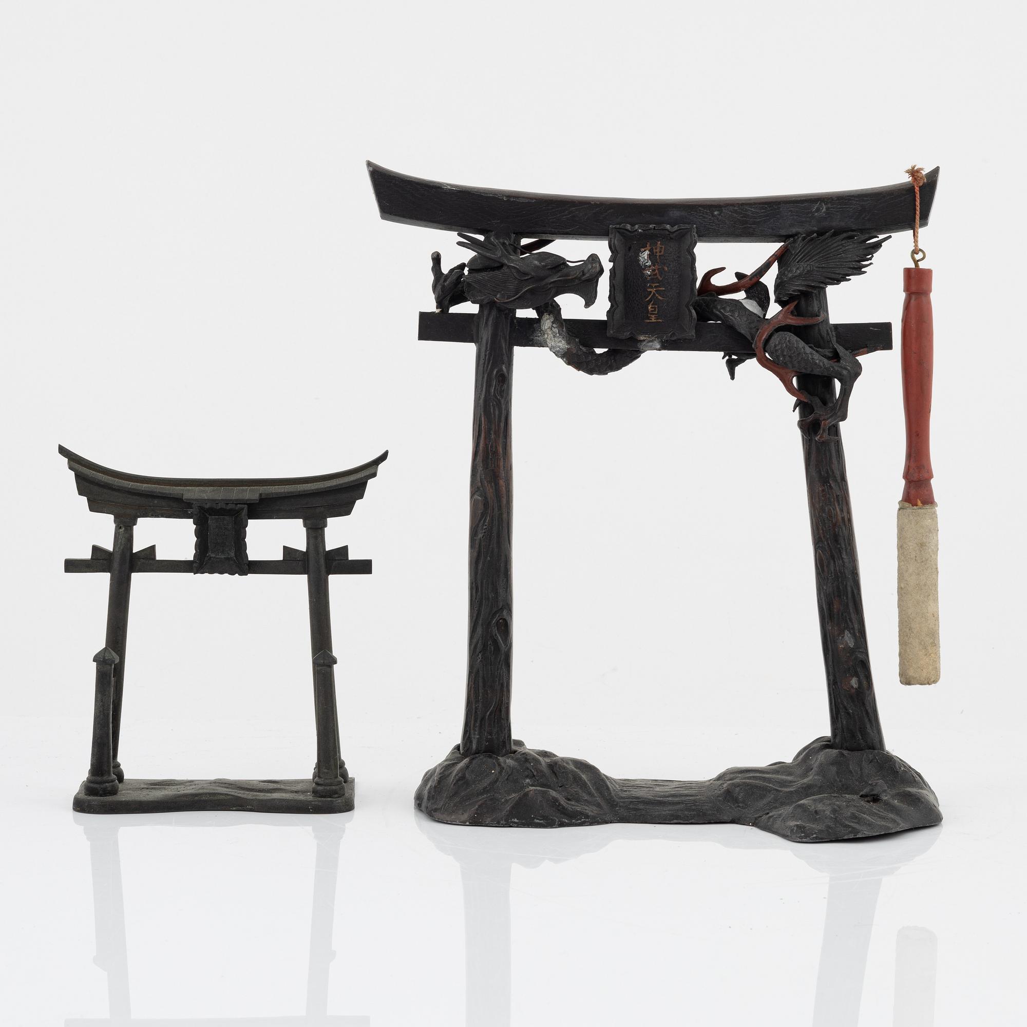 Portal, två stycken, brons. Japan, 1900-tal.