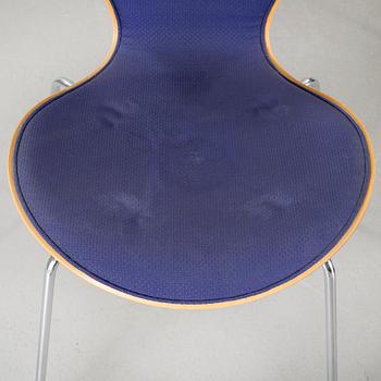 ARNE JACOBSEN, stolar, 3 st, "Sjuan", Fritz Hansen, daterade 1996.