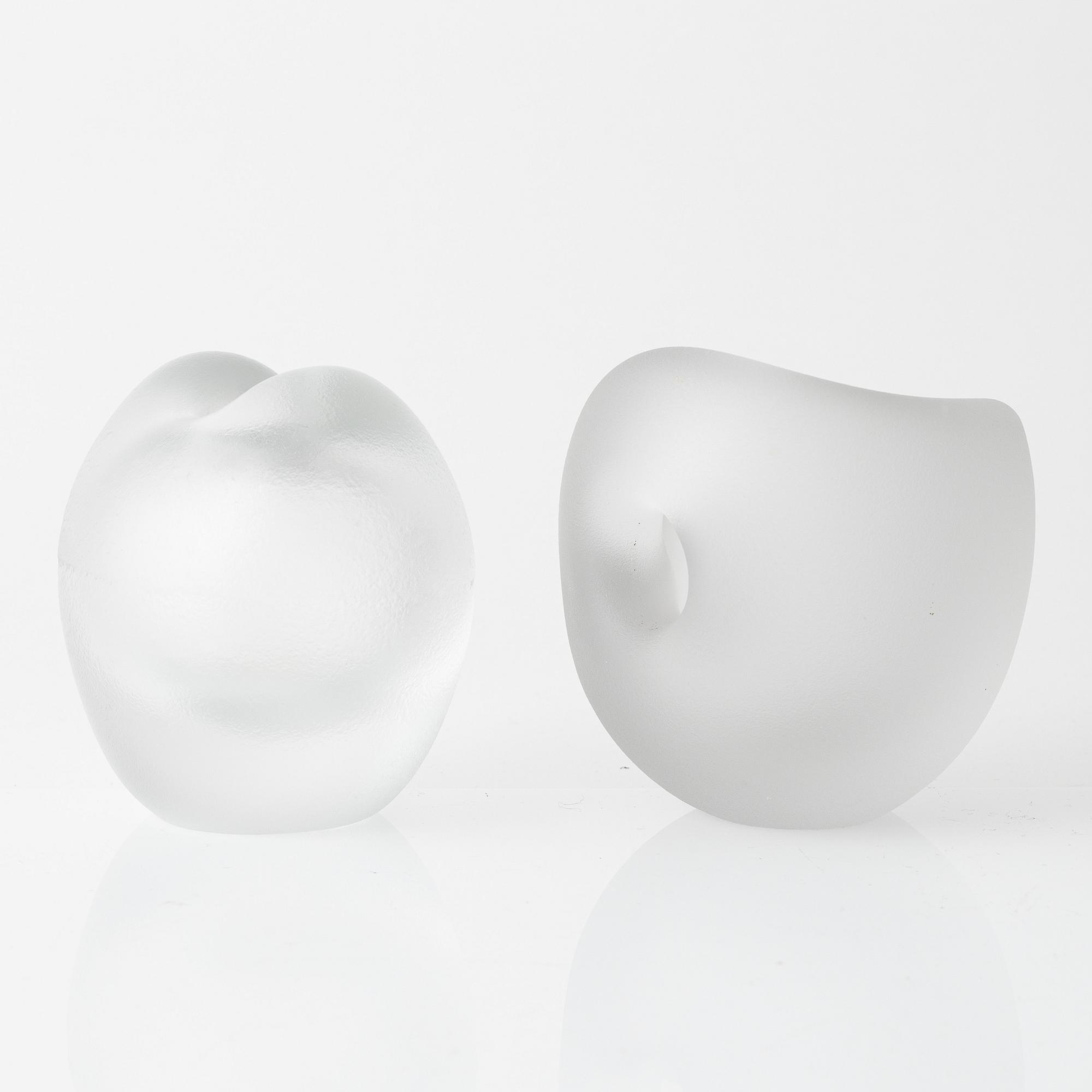 Timo Sarpaneva. A pair of glass objects, whereof one signed Timo Sarpaneva, Iittala -66.