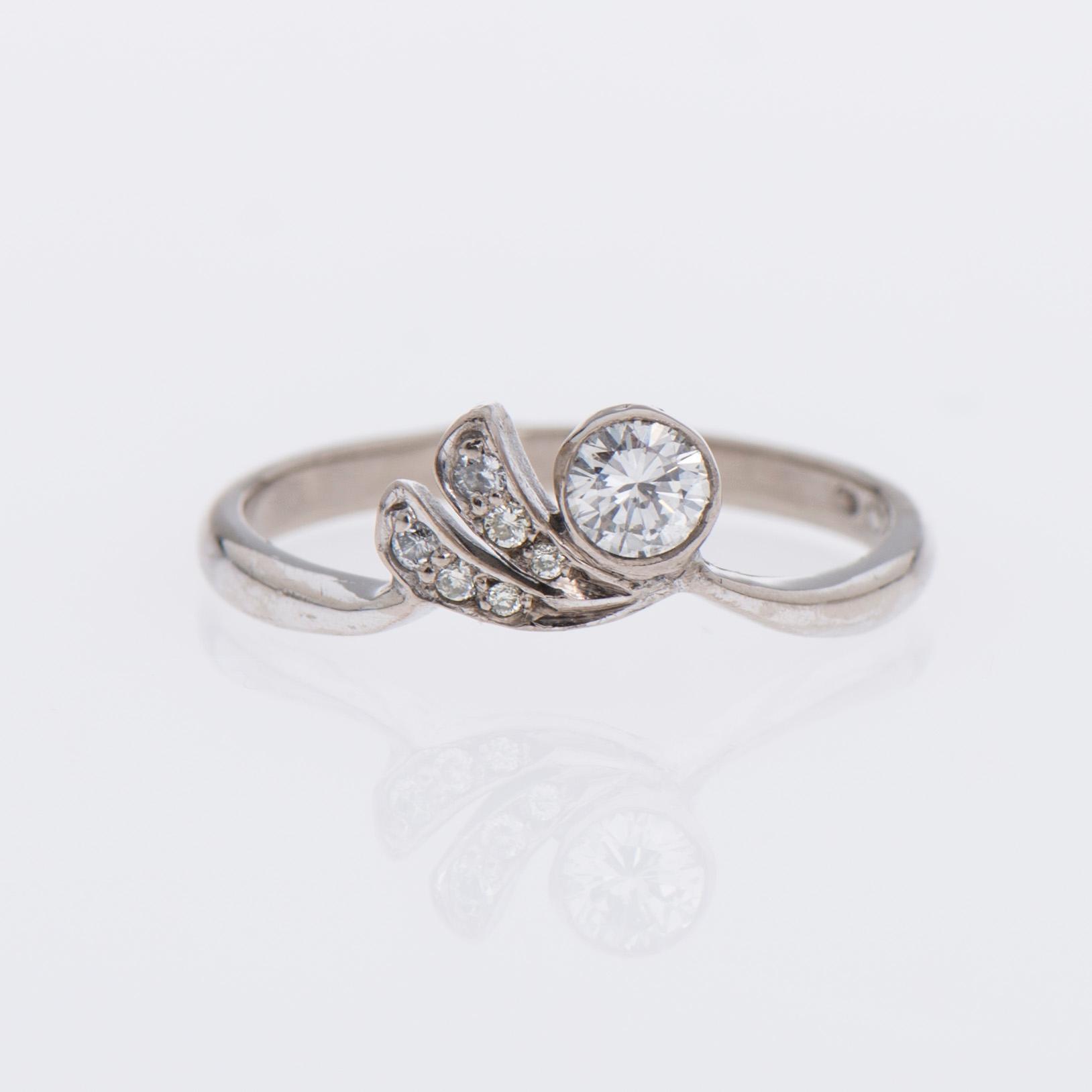 RING, 18K vitguld, 7 briljantslipade diamanter tot. ca 0,26 ct. Kultakeskus.