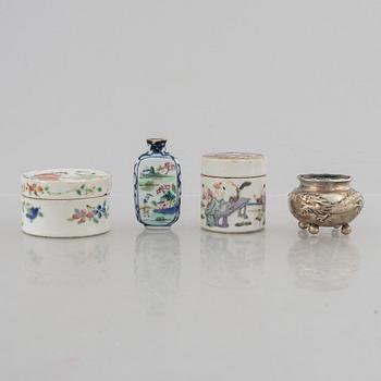 A silver salt cellar, a porcelain snuff bottle and two small boxes, China, late Qing dynasty/early 20th century.