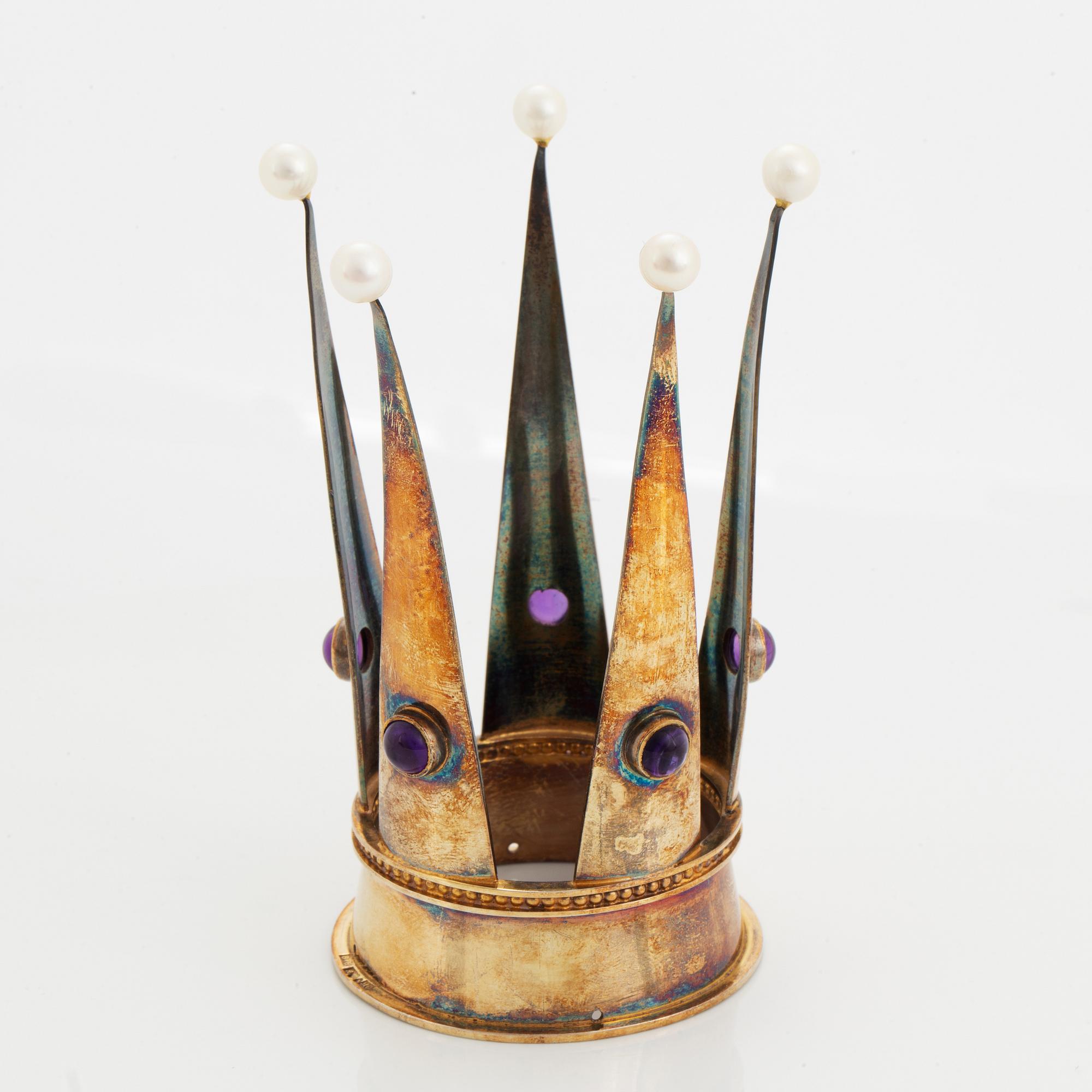 Brudkrona, förgyllt silver med pärlor och ametister, Bengt Hallberg, Köping 1962.