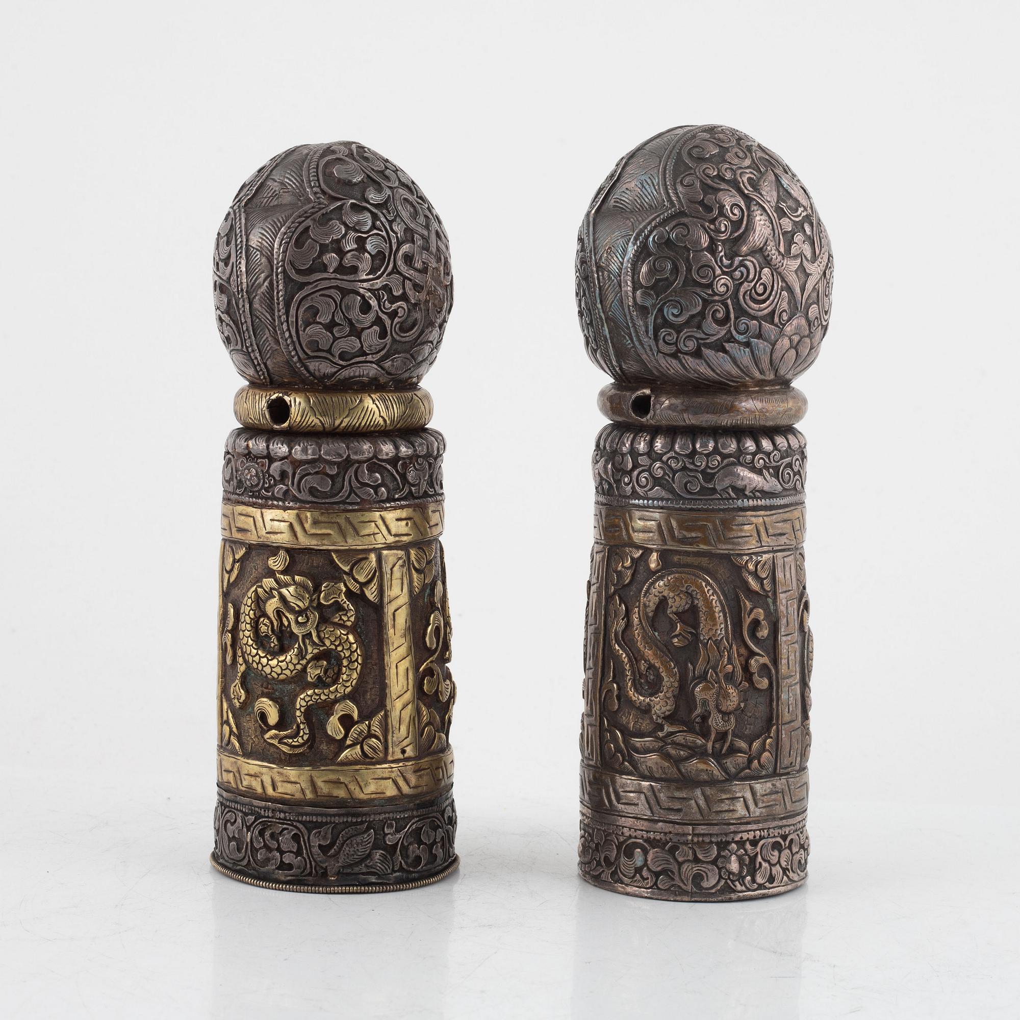 Tempelstämplar, vitmetall och brons, två stycken, Nepal/Tibet, troligen sent 1800-tal.