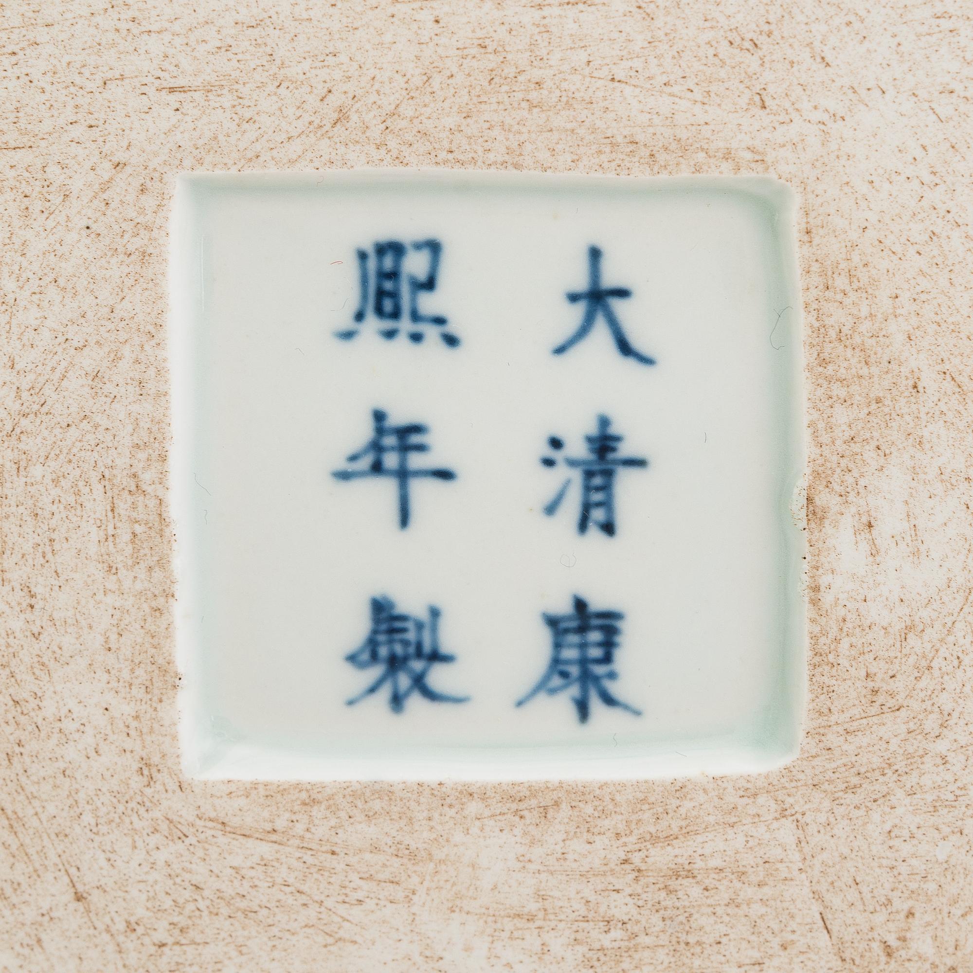 A pair of Chinese porcelain urns with lids, modern manufacturing.