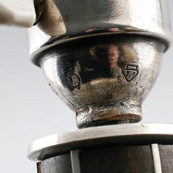 BORDSLAMPA, tenn och svärtat trä, 1900-talets första hälft.
