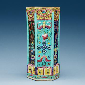 1653. A famille rose vase, Qing dynasty, 19th Century.