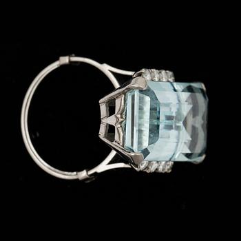 RING, art deco, platina med rektangulär akvamarin samt 8  briljantslipade diamanter tot ca 0,32 ct. Vikt ca 8,1 gram.