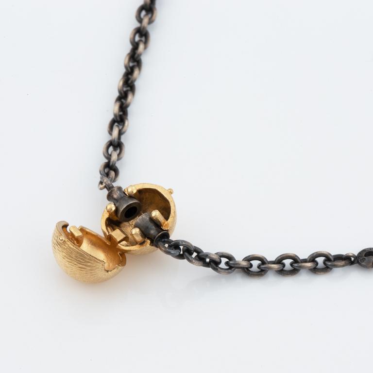 An Ole Lynggaardoxiderat silver necklace, clasp 18K gold. Weight 11,9 gram.