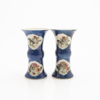 A lot comprising 3 pieces of porcelain, China, Qing dynasty, late 19th/20th century.
