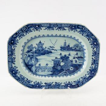 Serving dishes, 3 pcs, China Qianlong (1736-95), porcelain.