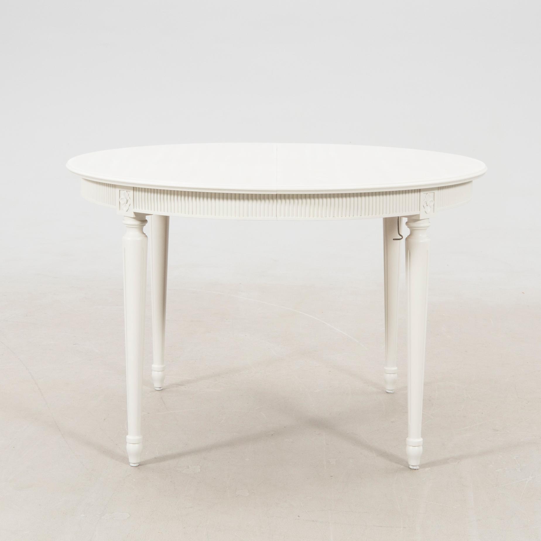 Matbord gustaviansk stil 1900-tal.