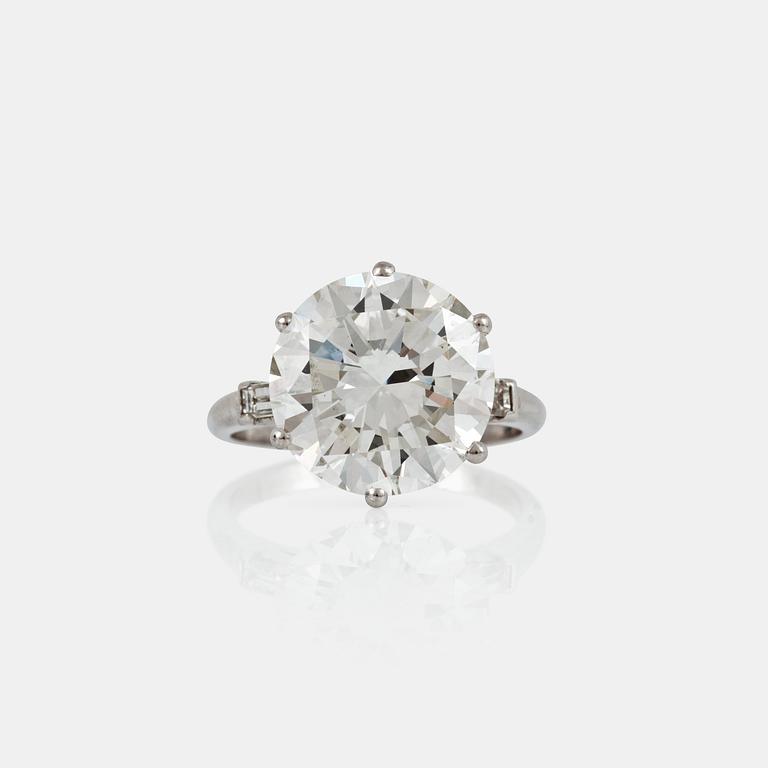 RING med briljantslipad diamant 7.46 ct, kvalitet I/VS1 enligt certifikat från GIA.