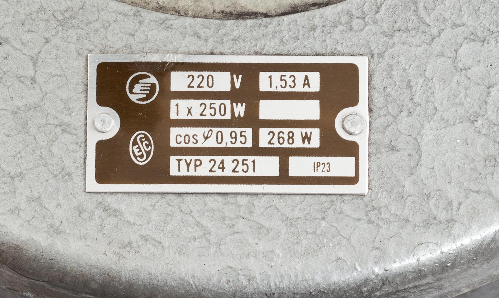 INDUSTRILAMPA. metall. Märkt "ESC" 1900-talets mitt. H 90.
