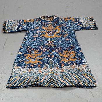 A Chinese robe, embroidered silk. Late Qing dynasty (1644–1911).