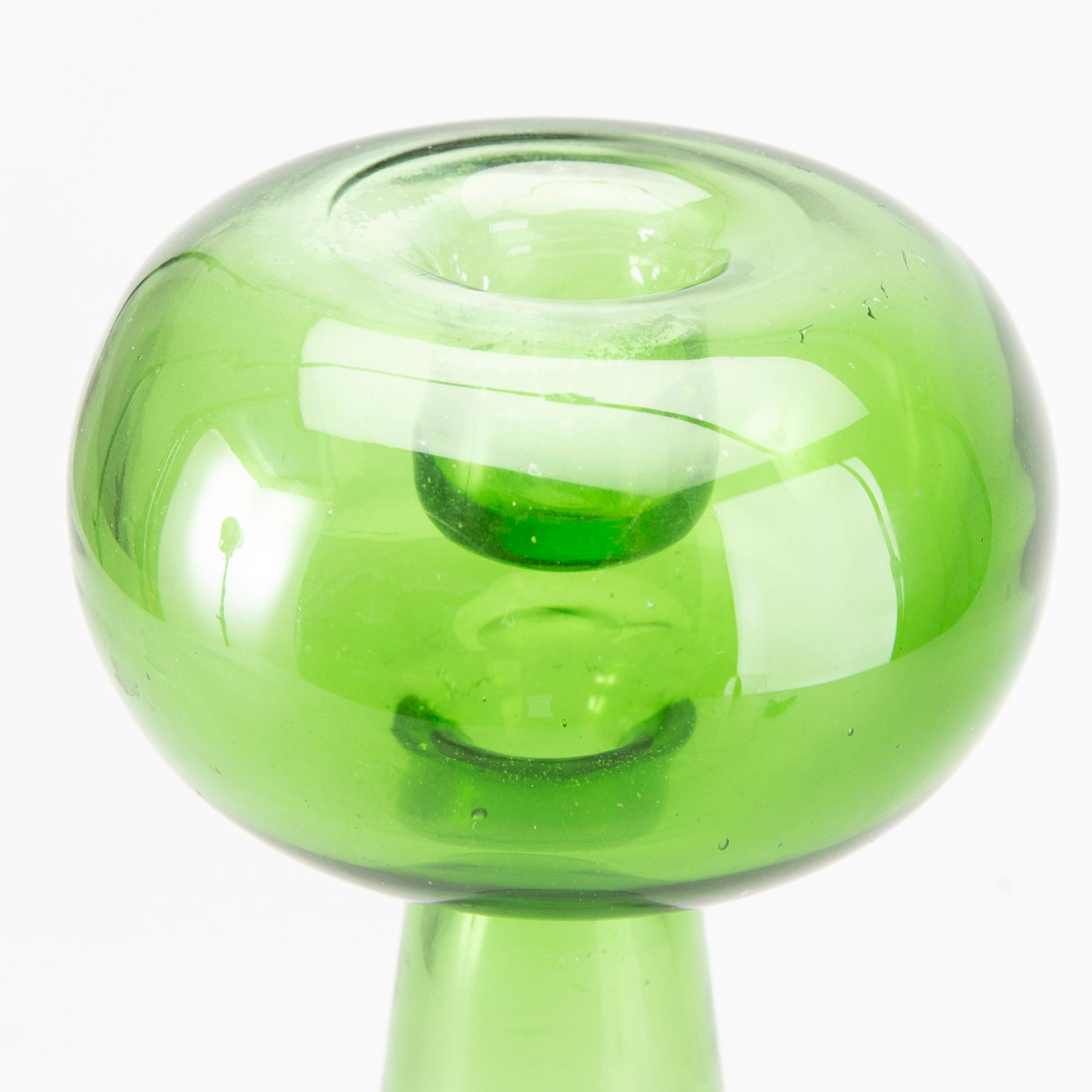 VASER/LJUSSTAKAR, ett par, grönt glas.