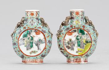 PILGRIMSKRUS, ett par, porslin, 1800-tal.