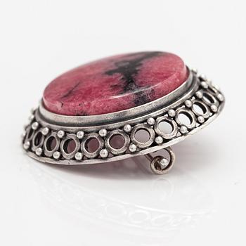 Kai Lindström, Brosch, ring och örhängen, silver, granit. Kalevala Koru, Helsingfors 1968.