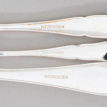 Aterinsarja, 100 osaa, hopeaa, "Chippendale", Auran Kultaseppä, Turku 1982. Aterinlaatikossa.