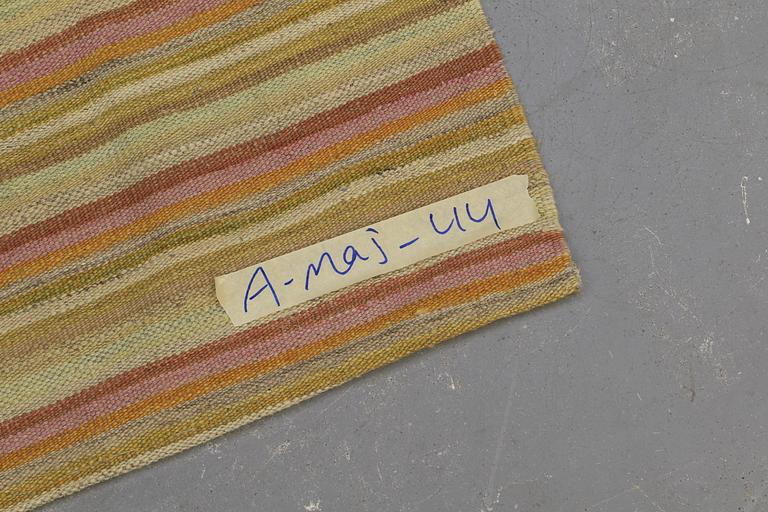 A CARPET FLAT WEAVE, AROUND 333 x 246 cm.
