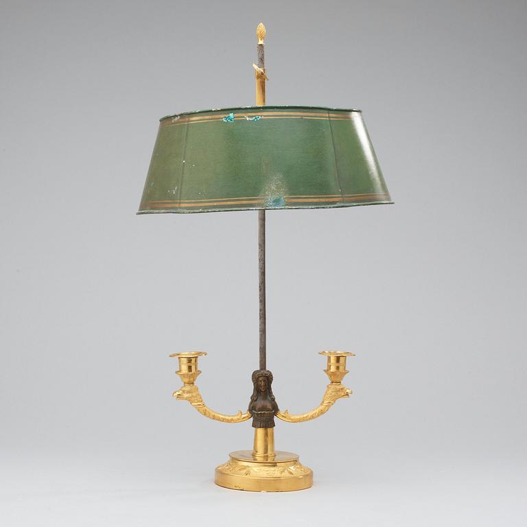 BORDSLAMPA, s.k. "lampe à bouillotte", för två ljus. Empire, 1800-talets första hälft.
