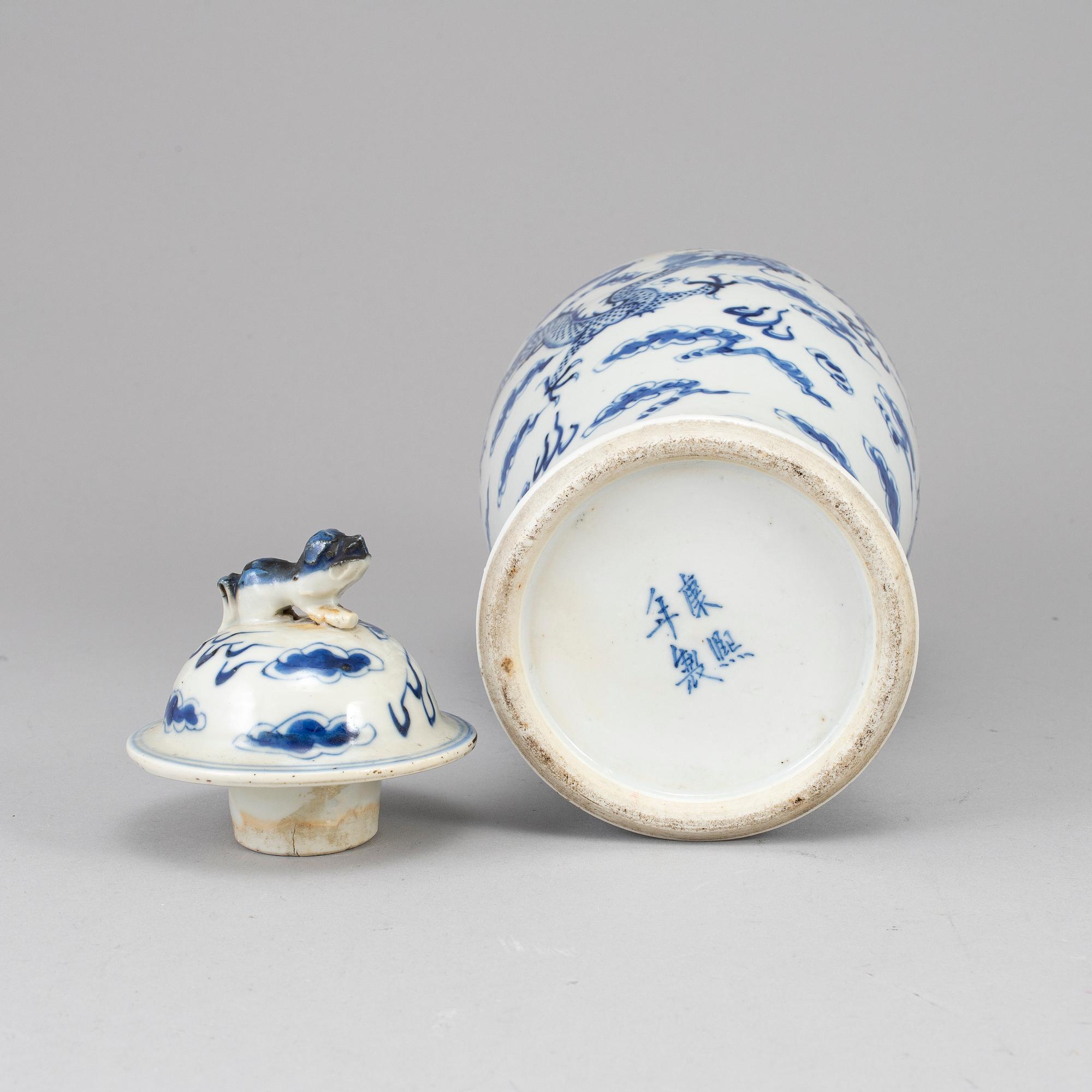 A blue and white porcelain vase with cover, Qing dynasty, late 19th century.