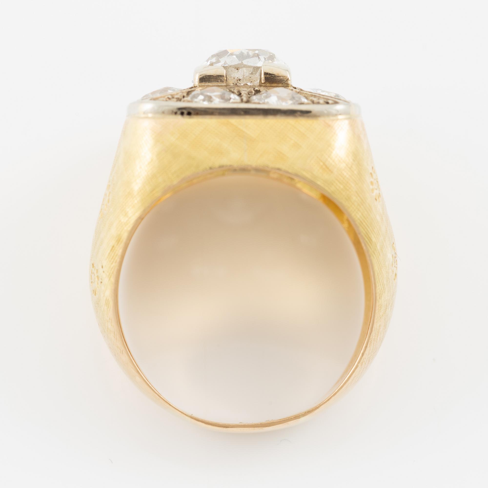 Ring in 18K gold set with old-cut diamonds.