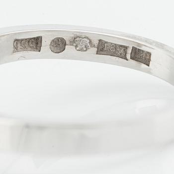 Ring, 18K white gold with brilliant cut diamonds.