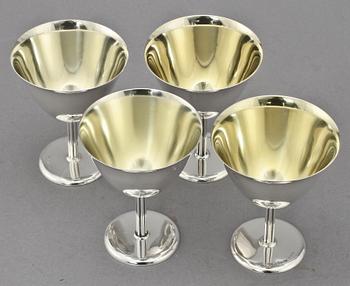 BÄGARE PÅ FOT, 18 st, silver, C G Hallberg, Stockholm, 1957. Vikt 1 125 g.