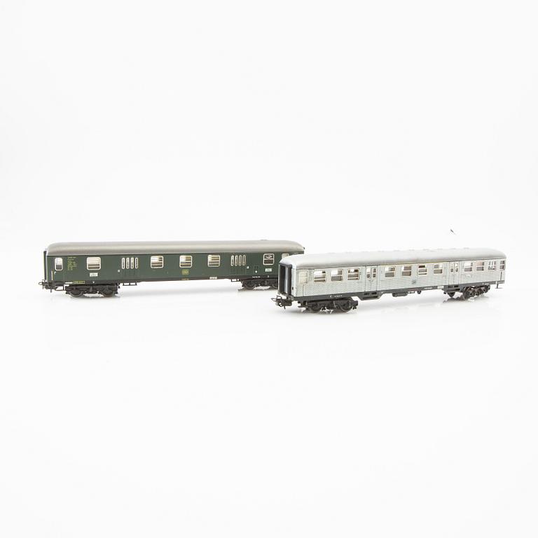 Märklin, 4 pcs. locomotives, including model 3031 and 3074, 6 cars of various models.