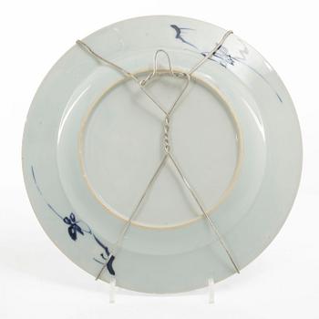 Tallrikar, tre stycken, porslin, Kina, Qingdynastin, Qianlong (1736-95).