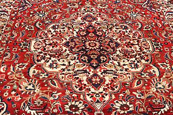 A Mahal carpet c. 315 x 215 cm.
