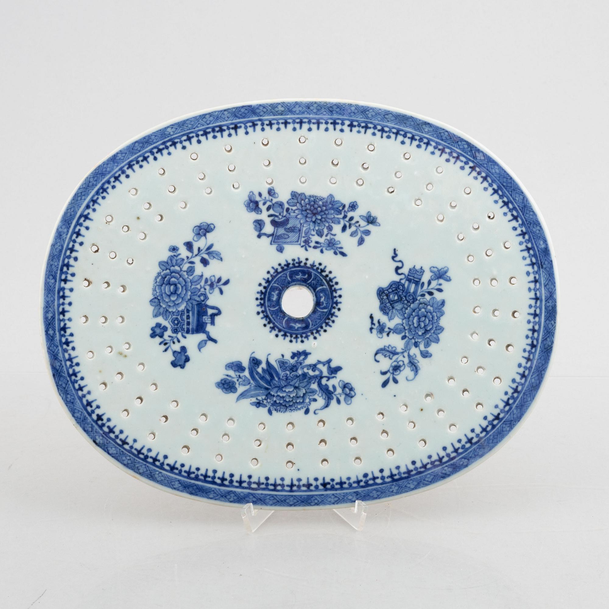 A porcelain dish strainer, Qing dynasty, Qianlong (1736-95).