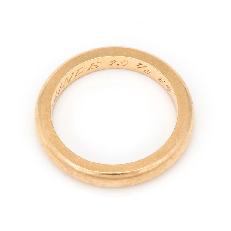 An 18K gold ring.