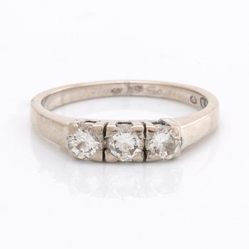 RING 18K whitegold 3 brilliant-cut diamonds 0,58 ct in total inscribed.