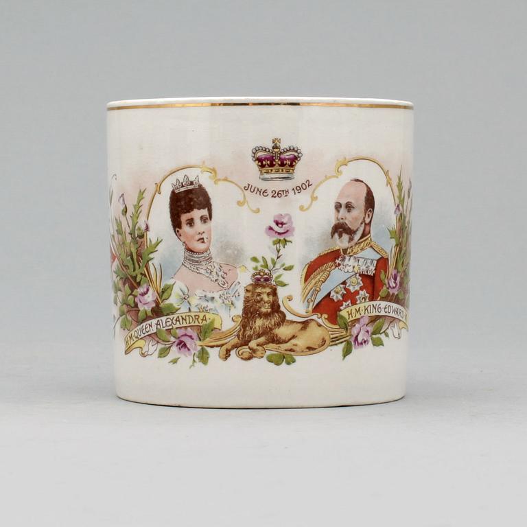 KRÖNINGSMUGGAR, 2 + 1 st, fajans, England, tidigt 1900-tal.