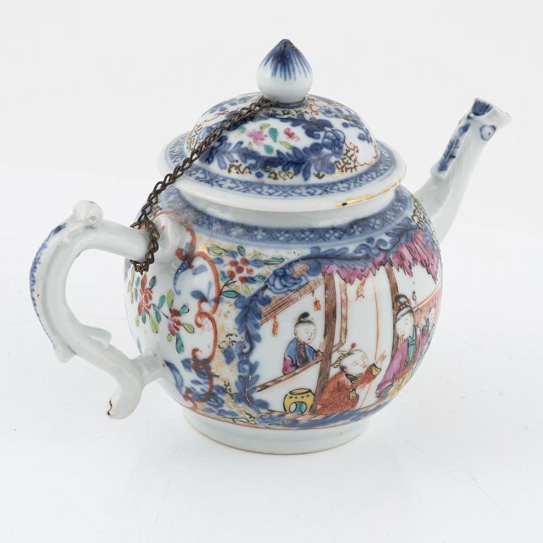 A porcelain teapot, Qing dynasty, around 1800.