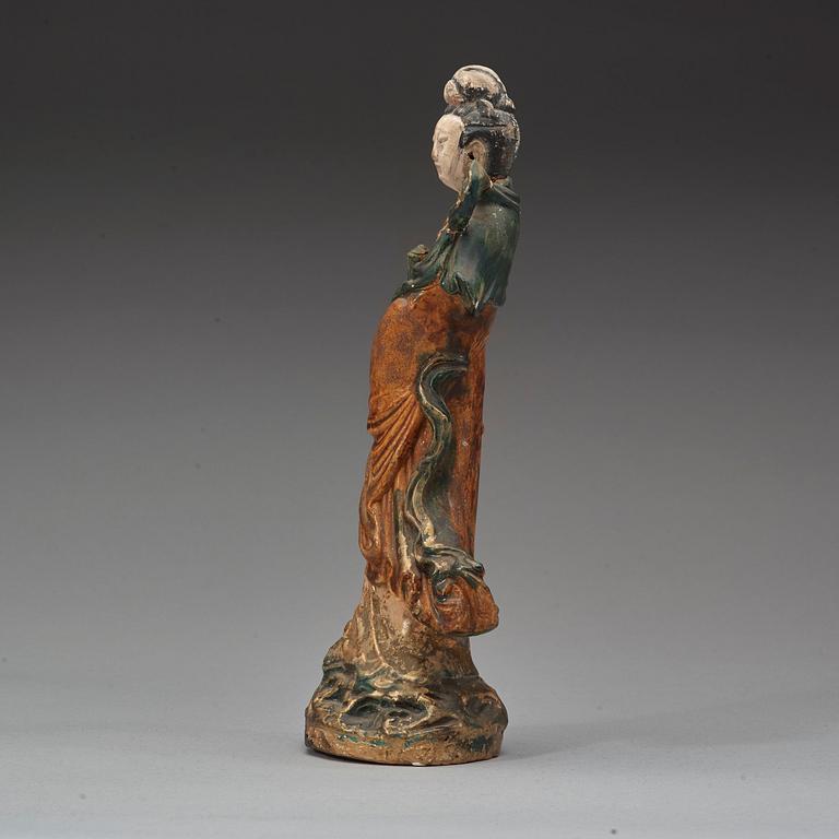 A yellow and green glazed potted figure of Guanyin, Qing dynasty, 17th century.