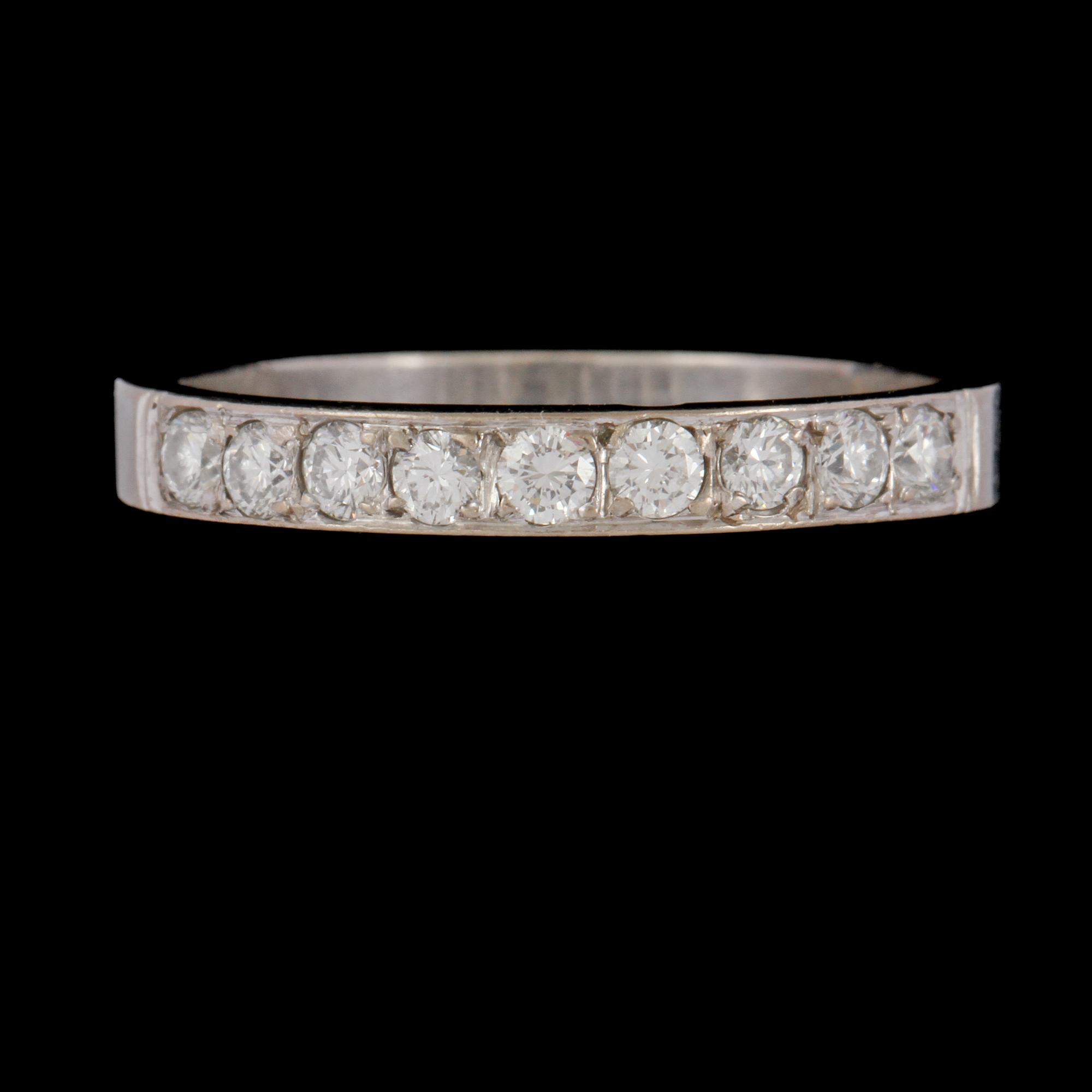 RING, 18k vitguld med 9 briljantslipade diamanter, Hans Strömdahl, Stockholm, 1975. Vikt 3,8 g.