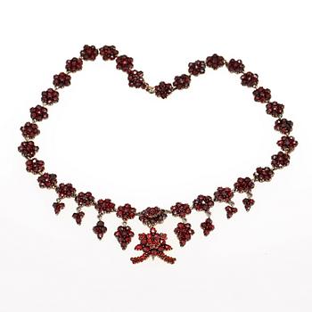 COLLIER samt BROSCH, granater och silver. 1900-talets början.